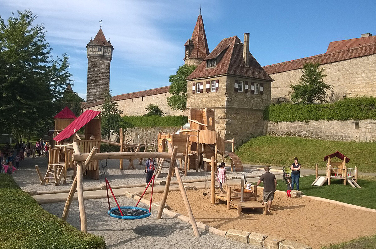 Extensive play unit with playing children